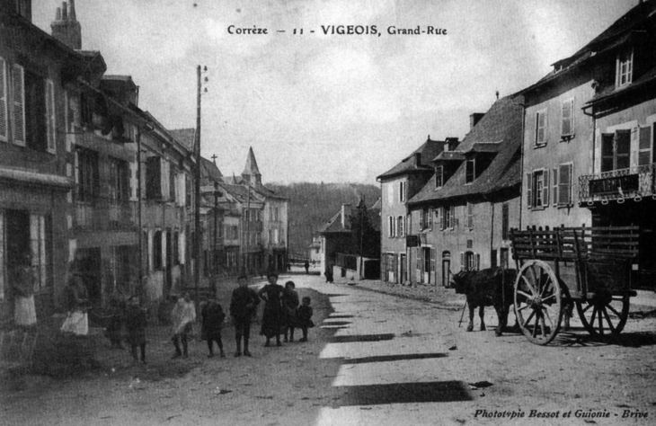 La Grand'Rue, vers 1910 (carte postale ancienne). - Vigeois