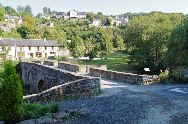 Vieux pont du XIVe siècle sur la Vézère. - Vigeois
