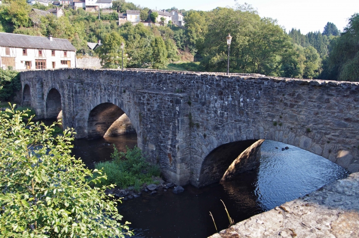 Vieux-pont-du-xive-siecle-sur-la-vezere - Vigeois