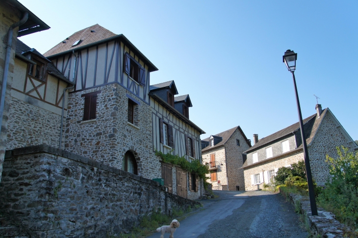 Rue remontant au village. - Vigeois