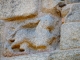 pierre sculptée incrustée dans le mur de l'abbatiale Saint-Pierre.