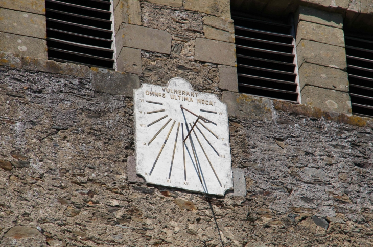 Le cadran solaire sur le clocher de l'église Saint Christophe - Voutezac