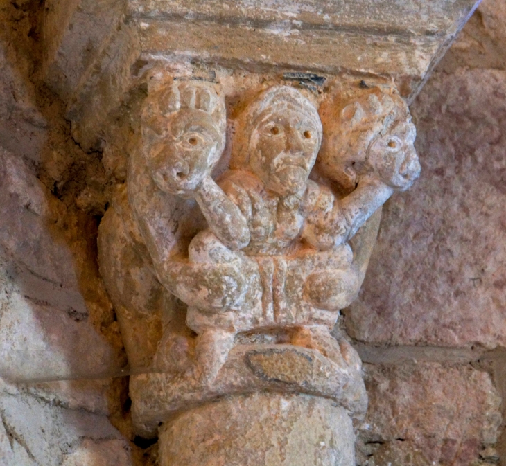 Chapiteau sculpté dans le choeur. - Yssandon