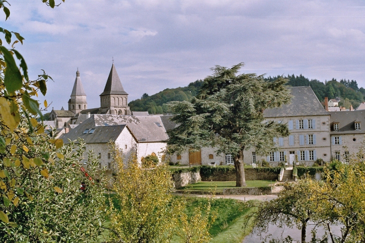 L'Abbaye et l'hotel du cèdre vus de La Chabanne - Bénévent-l'Abbaye