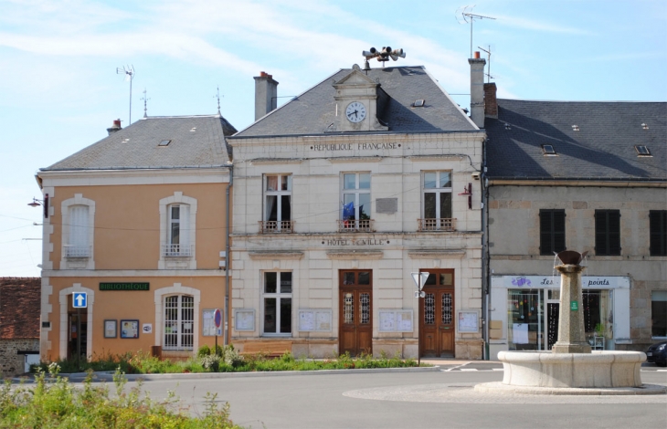 La mairie avec à sa droite la bibliothèque et la célèbre fontaine de Bonnat