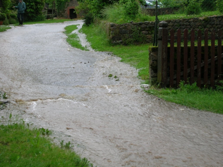 Inondation de la route qui arrive à mon domicile - Bussière-Dunoise