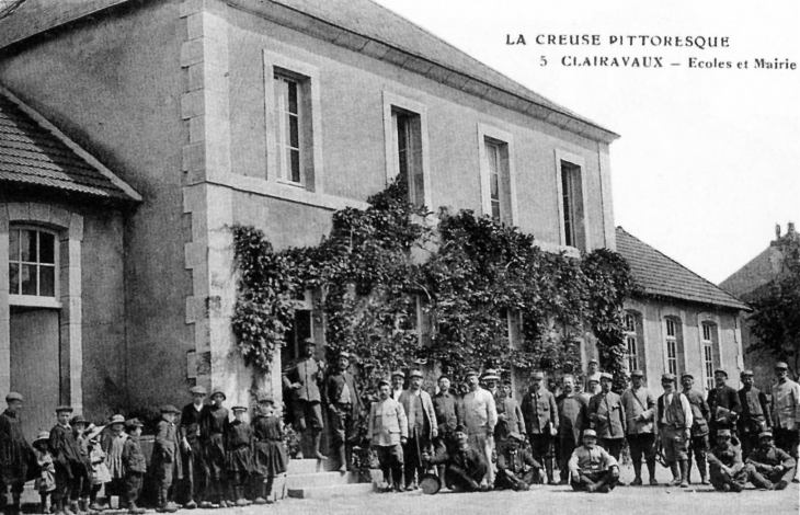 Ecole et Mairie, vers 1905 (carte postale ancienne). - Clairavaux