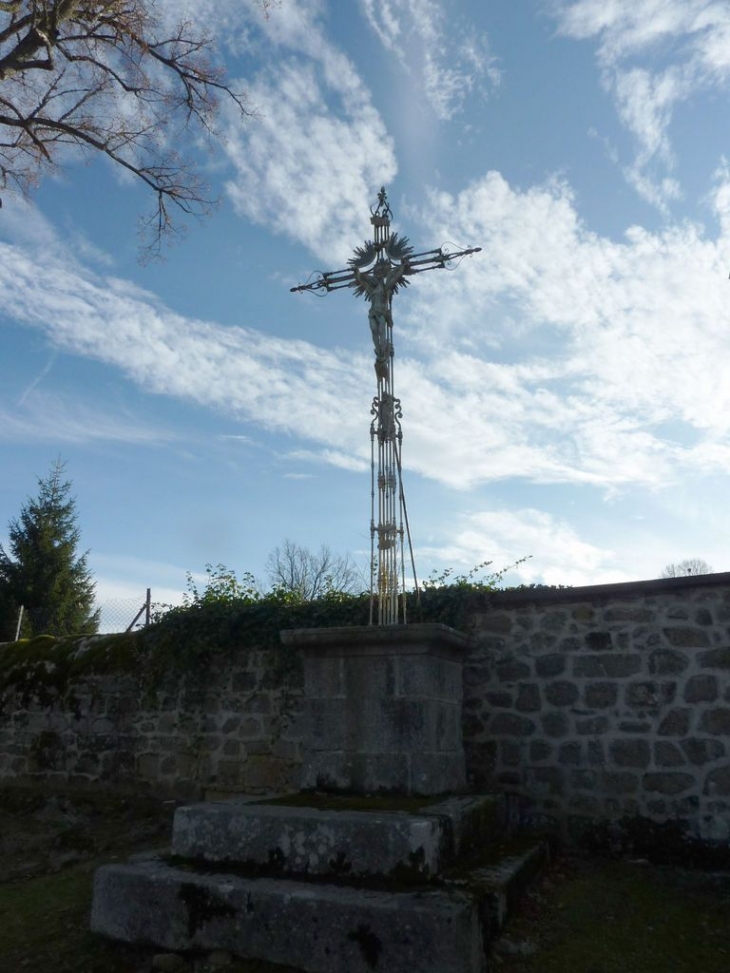Flayat  : Croix place église