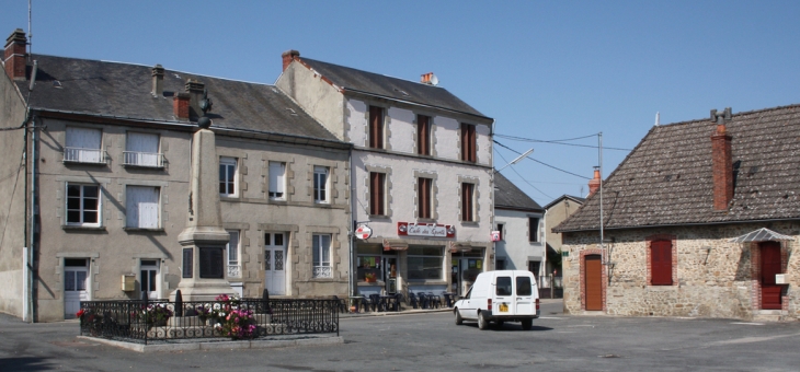 Place de Lourdoueix et monument aux morts - Lourdoueix-Saint-Pierre