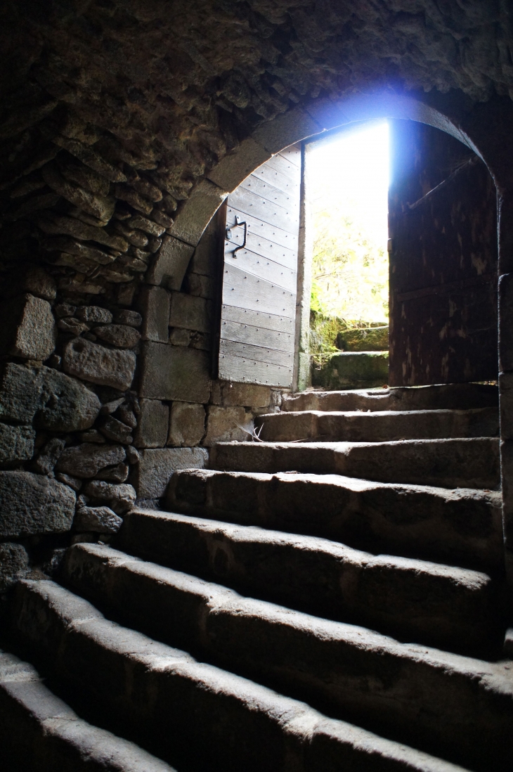 Escalier qui descend à la crypte - Maisonnisses