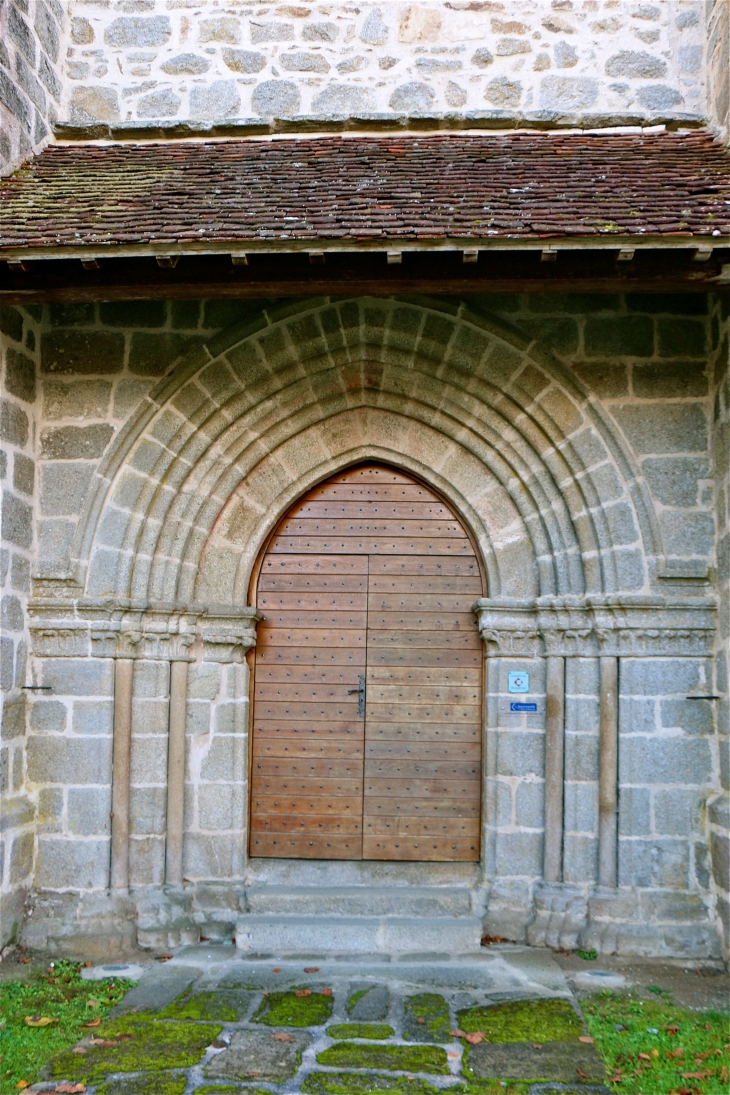 Le portail de l'église - Maisonnisses