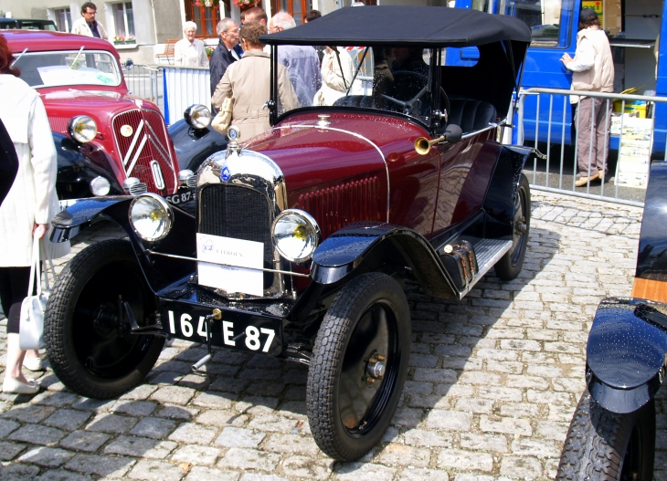 La fête à Vieilleville - exposition de voitures anciennes - Mourioux-Vieilleville