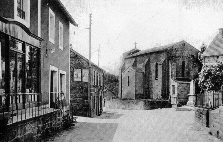Au fond, l'église Sainte Valérie XIVe et XIXe siècles. Vers 1930 (carte postale ancienne). - Pontcharraud