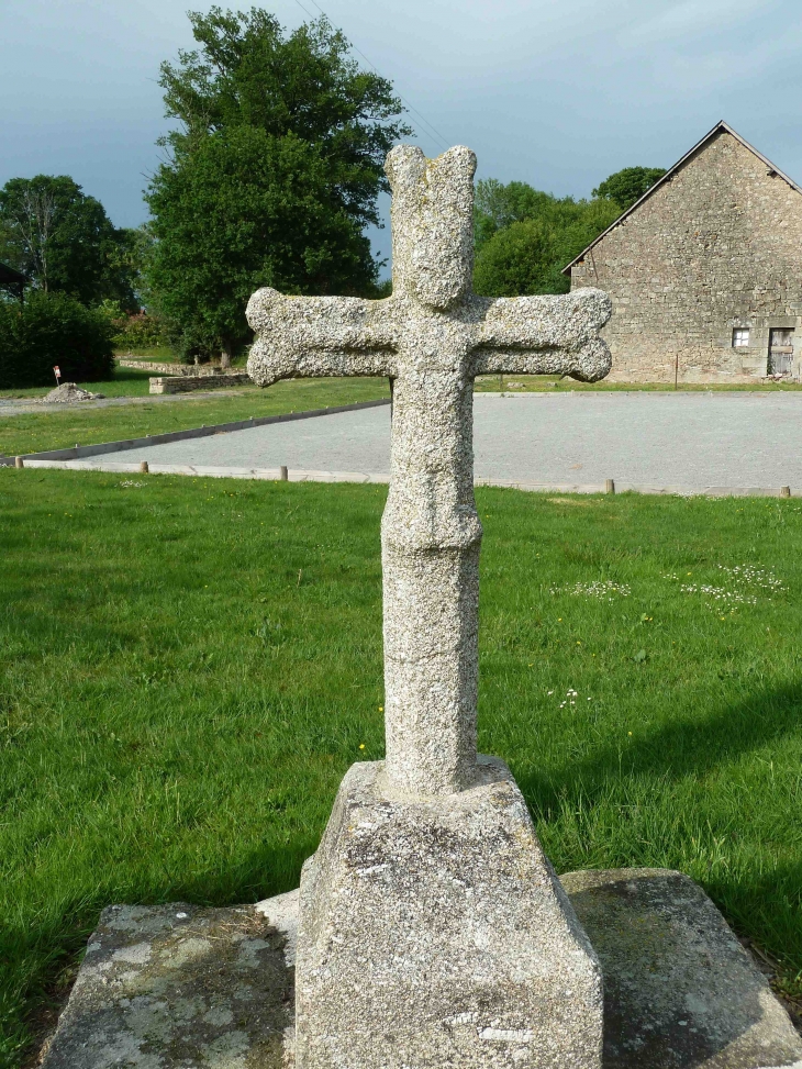 Croix patée en granite - Roches