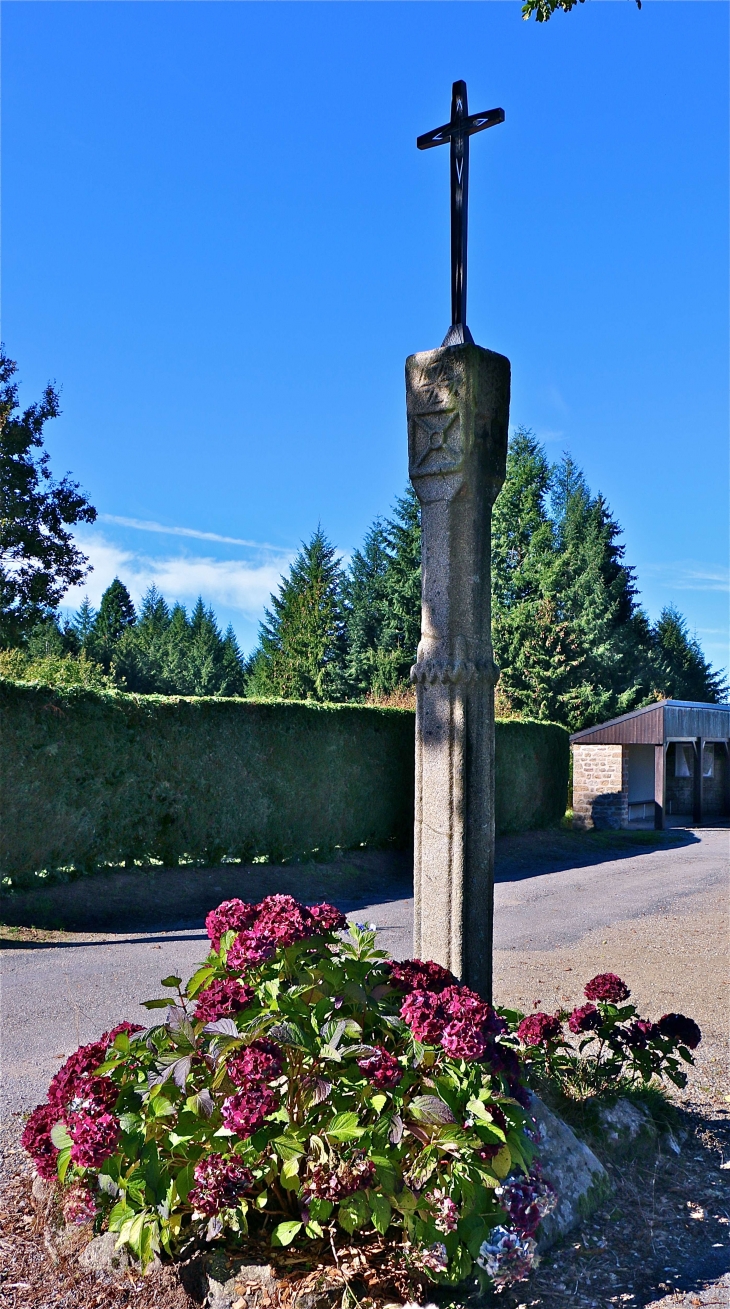 Croix monumentale - Royère-de-Vassivière