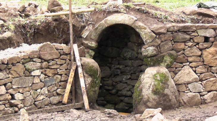 Fontaine de neuville en renovation - Saint-Étienne-de-Fursac