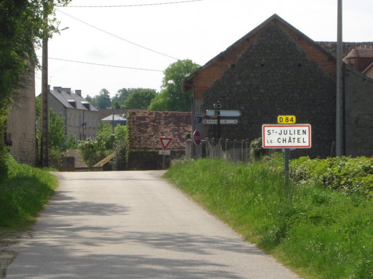 Entrée village par Peyrat - Saint-Julien-le-Châtel