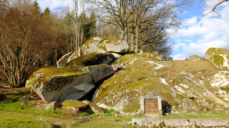 Fontaine et lavoir :Lieu-dit Chaupeyre . - Sermur