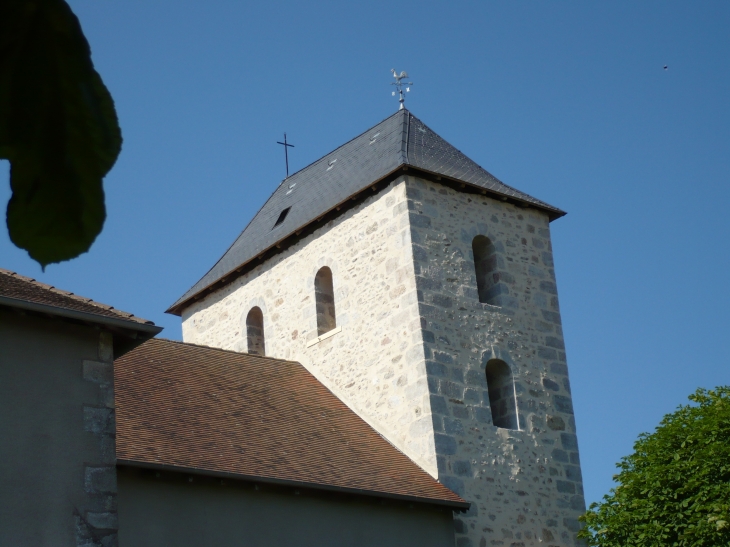 Clocher de l'église Saint-Nicolas-Courbefy XIIe siècle. - Bussière-Galant
