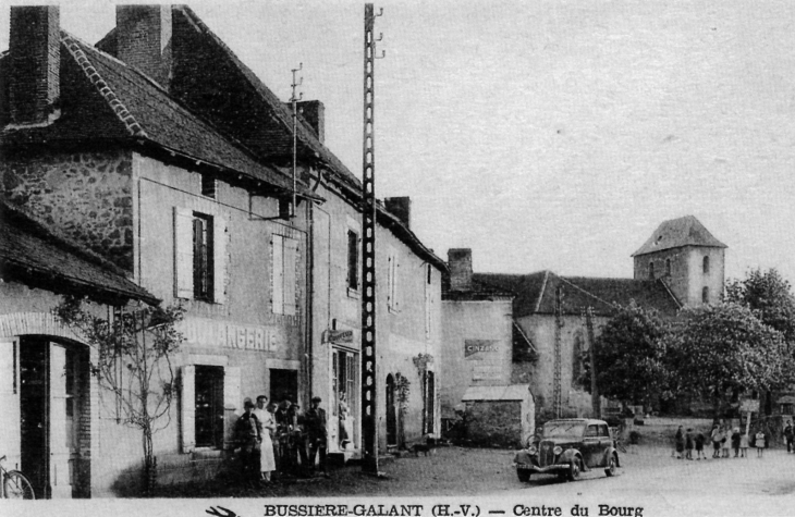 Centre du bourg, vers 1940 (carte postale ancienne). - Bussière-Galant