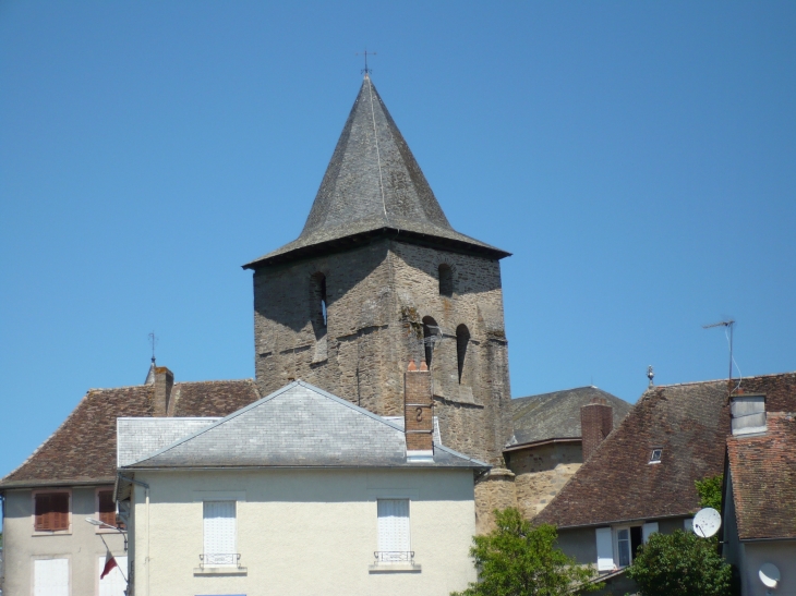 Clocher-tour de l'église Saint Saturnin reconstruite au XVe siècle. - Coussac-Bonneval