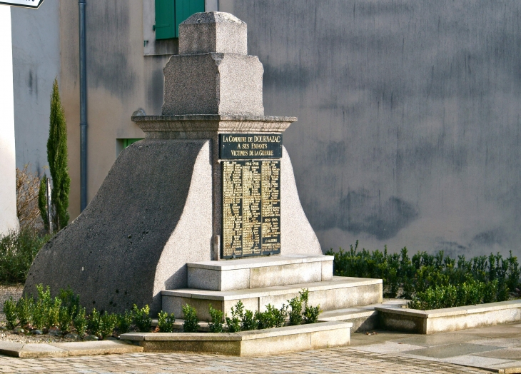 Le Monument aux Morts - Dournazac