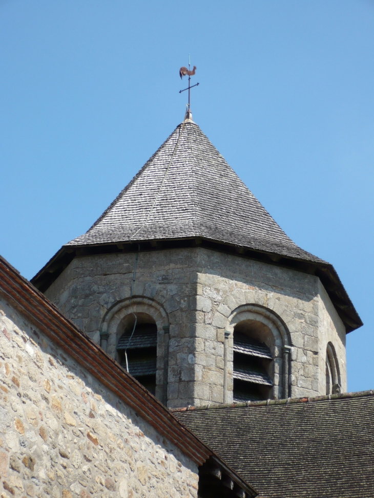 Clocher de l'église Saint-Aignan origine XIIe siècle. - Ladignac-le-Long