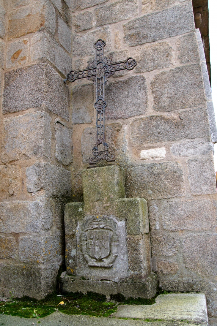 Croix contre la façade nord de l'église Saint Mathurin. - Le Vigen