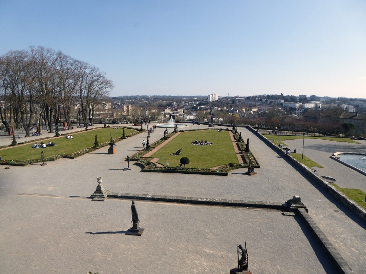 Musée de l'Evêché  Beaux Arts de Limoges : vue sur le jardin et l'autre rive de la Vienne
