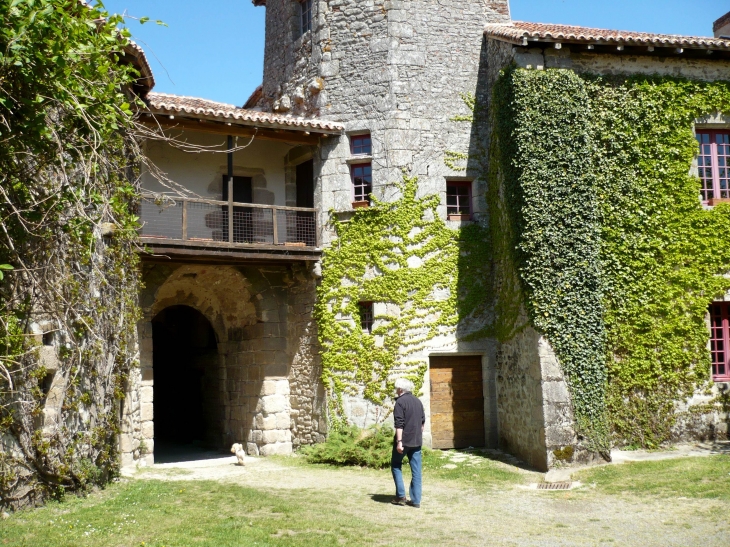 Intérieur de la cour du château - Mortemart