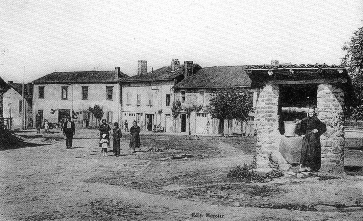 Vers 1940 - la place du marché (carte postale ancienne) - Oradour-sur-Glane