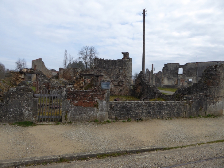 Dans le village détruit - Oradour-sur-Glane