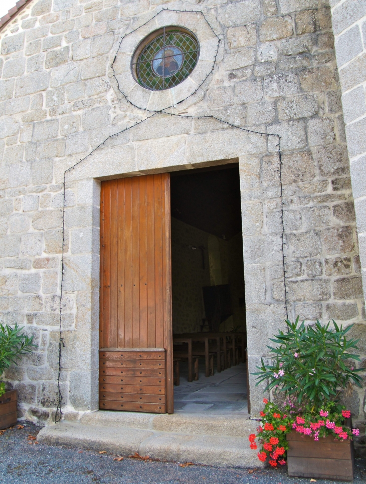 Eglise Saint-Cloup : portail de la façade occidentale. - Pensol