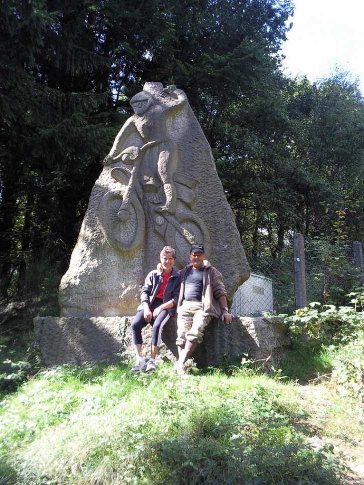 Statue mémorial de la gilles lalay - Peyrat-le-Château