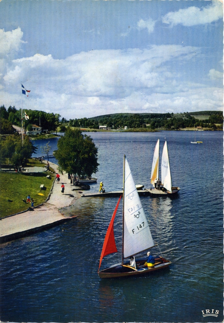 Dans les environs - Voiliers sur le Lac de Vassivières (carte postale de 1965) - Peyrat-le-Château