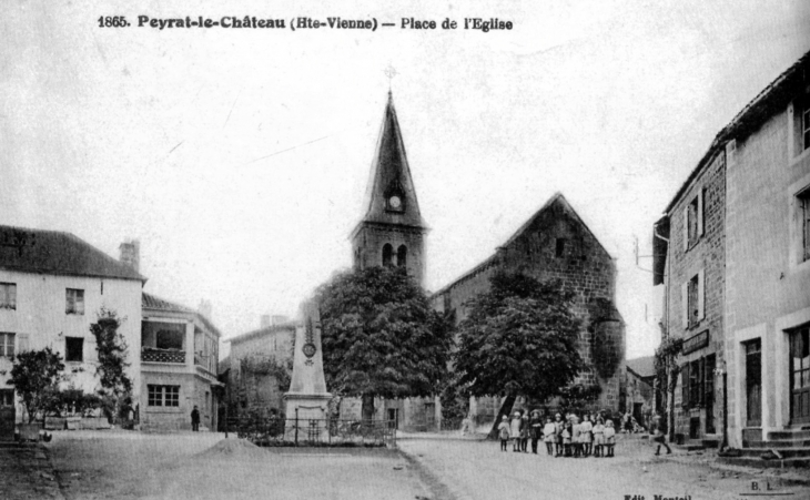 Place de l'église, vers 1912 (carte postale ancienne) - Peyrat-le-Château