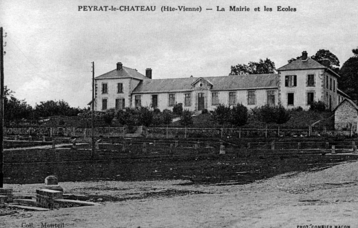 La Mairie et les Ecoles, vers 1910 (carte postale ancienne). - Peyrat-le-Château