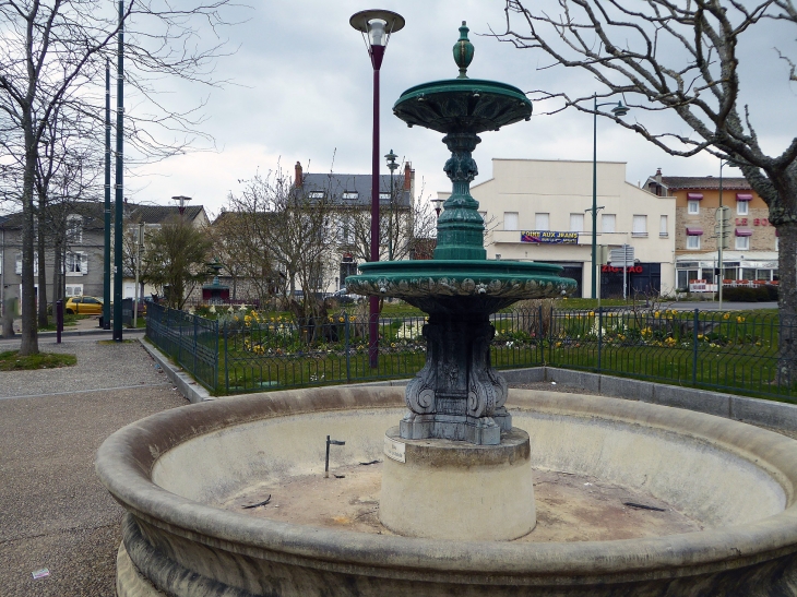 Fontaine place du Champ de Foire - Saint-Junien