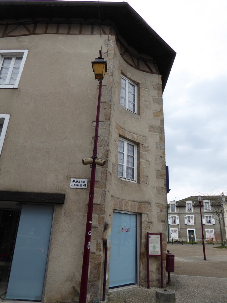 Entrée de la ville : emplacement de l'ancienne porte du pont levis - Saint-Junien