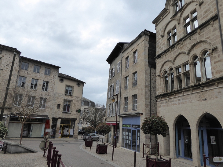 La place Guy Moquet - Saint-Junien