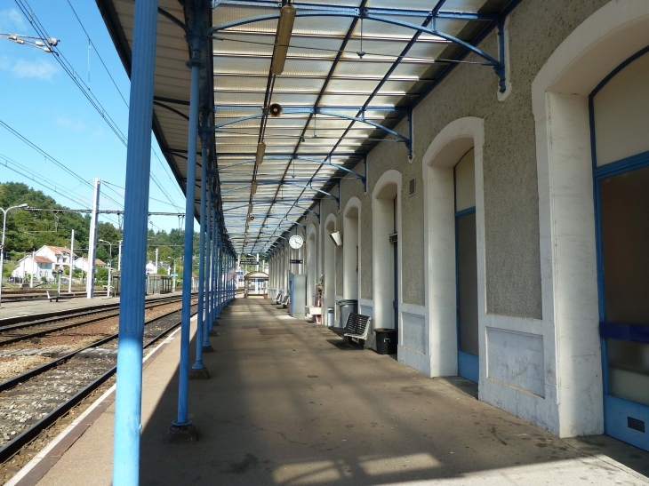Gare ferrovière des lignes des Aubrais - Orléans à Montauban-Ville-Bourbon et de Montluçon à Saint-Sulpice-laurière.