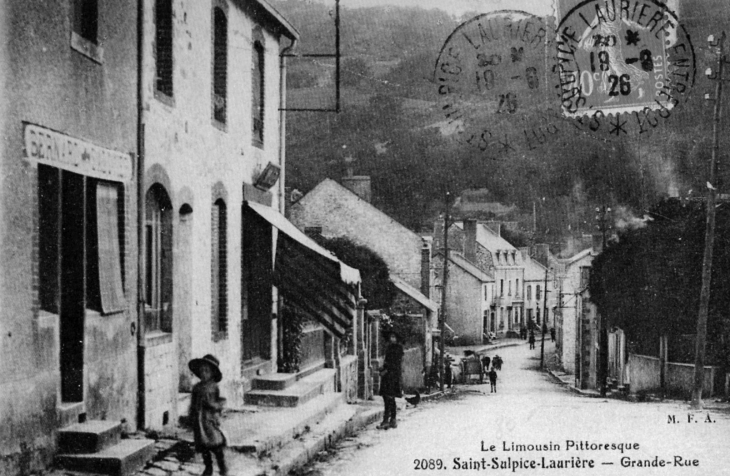 Grande-Rue, vers 1926 (carte postale ancienne). - Saint-Sulpice-Laurière
