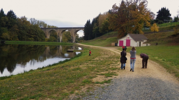 Le lac d'Arfeuille et le viaduc sncf. - Saint-Yrieix-la-Perche