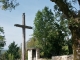Près de l'église Sainte Anne, croix de mission et le puits.