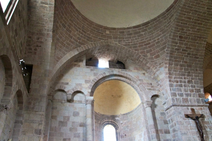 Coupoles du transept nord de l'église abbatiale Saint Pierre. - Solignac