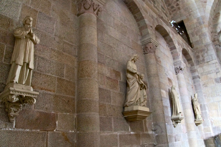 Rangée de Statues dans le transept nord. Eglise abbatiale Saint Pierre. - Solignac