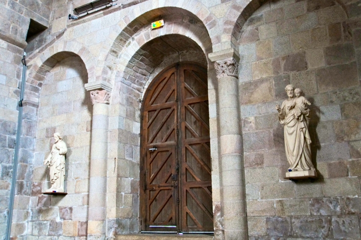 La porte du transept nord de l'église abbatiale Saint Pierre. - Solignac