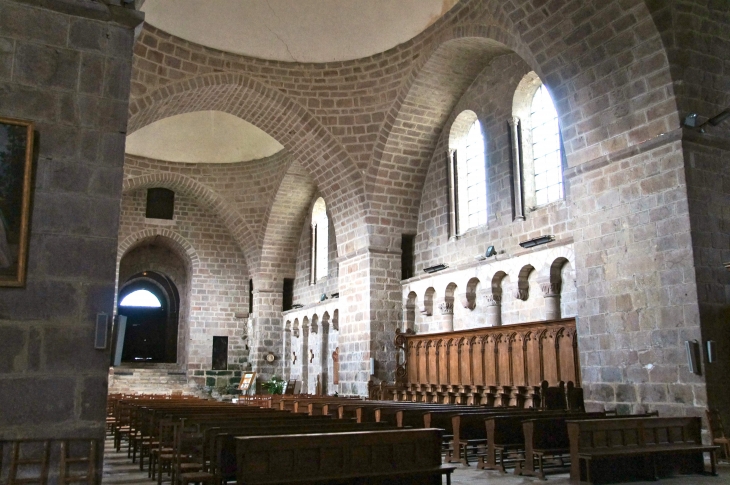 Eglise abbatiale Saint Pierre : la nef et ses stalles du XVe siècle. - Solignac