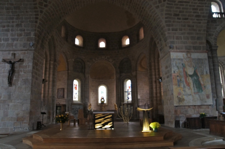 Le Choeur vu de la croisée du transept. Eglise Abbatiale Saint Pierre. - Solignac