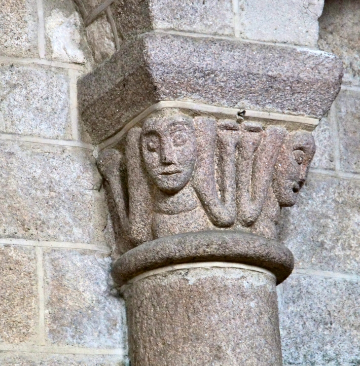 Les arcatures de la nef reposent sur des chapiteaux sculptés. Eglise abbatiale Saint Pierre. - Solignac